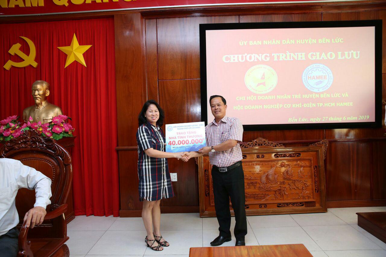 Bà Lê Thị Hồng Loan- Phó Ban XHCĐ trao bảng tài trợ Nhà tình thương cho đại diện Huyện