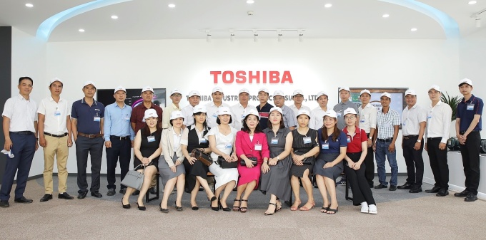 Sau khi ký kết, các đơn vị tham quan nhà máy Toshiba Asia. Ảnh: Ngọc Tiên