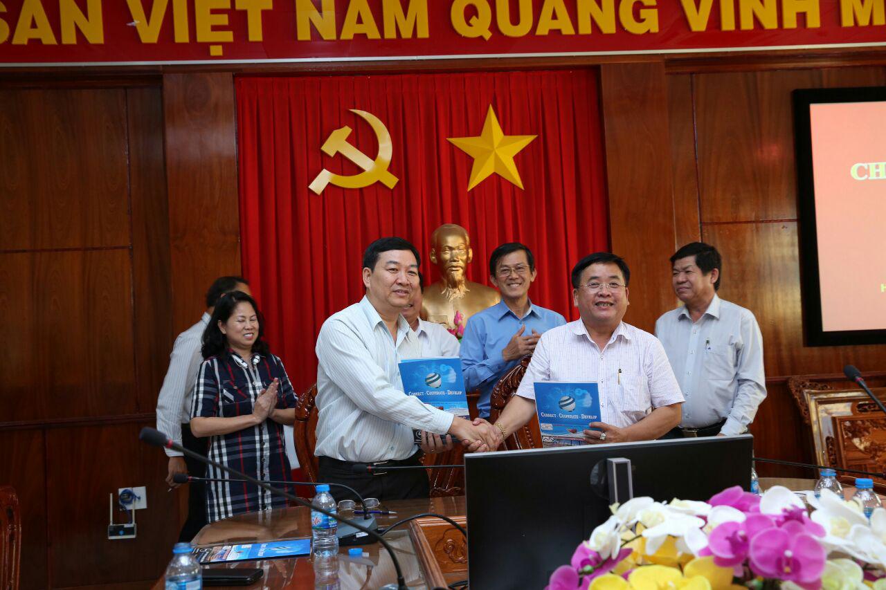 Ông Ngô Văn Túc - PCT HAMEE và ông Võ Thanh Tú - PCT YBA Bến Lức ký kết MOU kết nối giữa 2 Hội
